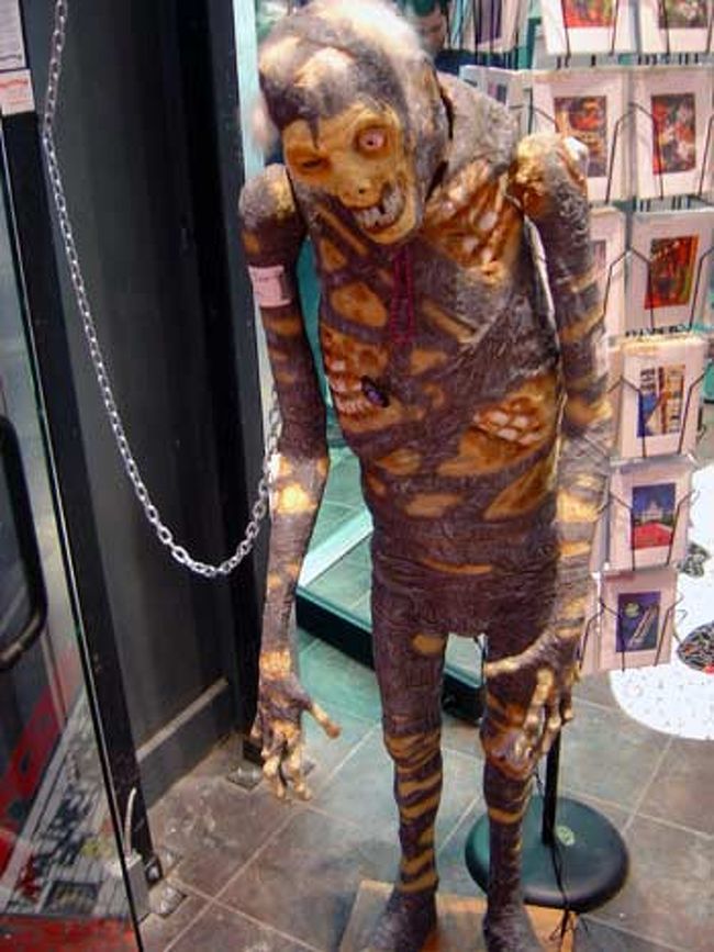 なんだかブードゥー教とか、ちょっと気持ち悪い系の物が多数おみあげ屋に並んでいて、<br />これはエントランスにあったゾンビ。<br />小刻みに痙攣しているように動いていて、マジ気持ち悪かった・・・