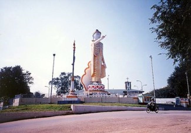 湖の近くの丘の上に立つお釈迦様の巨像。<br />夜にはライトアップされて遠くからでも<br />よく目立つ。