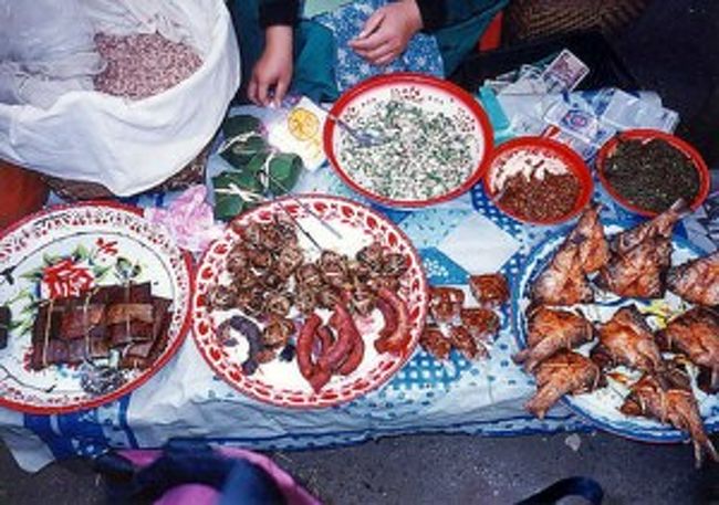 市場で売られていた惣菜。<br />どれもこれも油っこいが、けっこう旨い。