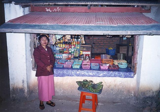 夜、湖の周りを散歩していた時に<br />駄菓子屋さんで買い物したついでの<br />写真。