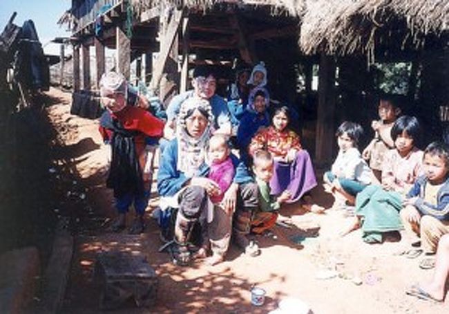 個人でガイドを頼み、街の近郊に散在する様々な少数民族の村を訪ねた。<br />この写真はアカ族の村での一枚。<br />私もこの中に混じってます。