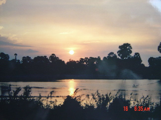 静寂の中の夕日.