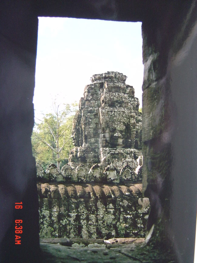 過去にも,此所から覗きそれぞれに思いを巡らせた人達,歴史の中に埋もれ無に還った人達.時の流れに想いが浮き沈みする.