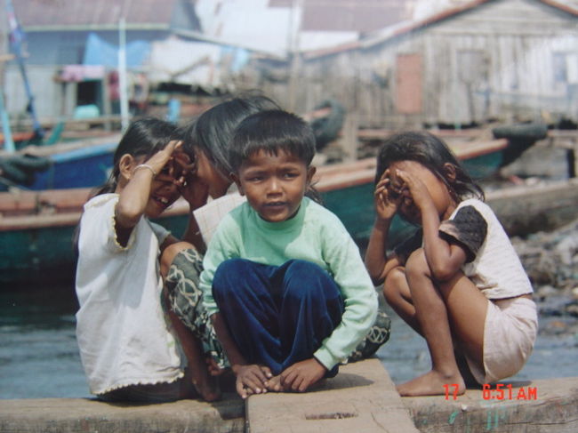 漁船のドックで遊ぶ子供達.この子達にとって夢の有る未来に成って欲しい.