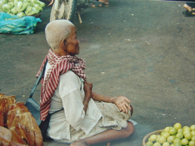 物乞いのお婆さん,マーケットにて.毎日がただ生きるために....