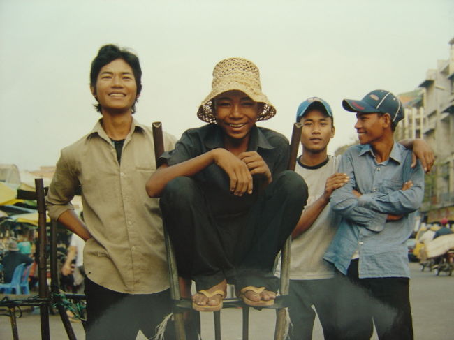 荷物を運び日銭をかせぐ少年達,この年代に成ると笑顔が見える.