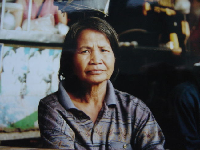 険しい表情の小母さん,人生の苦の重さが感じられる.