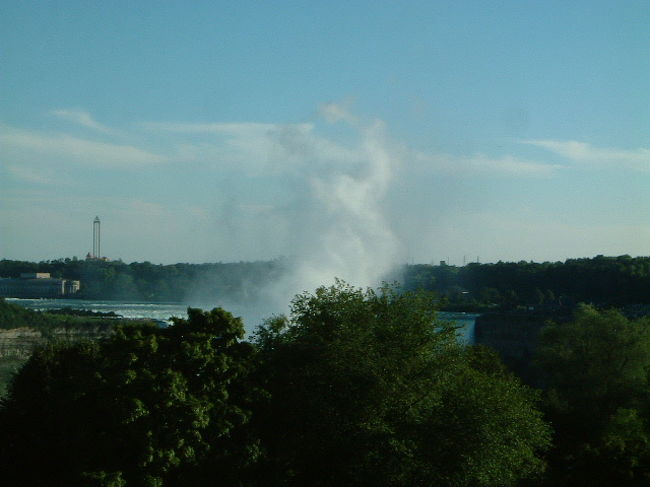 ホテルの部屋からはカナダ滝の煙（？）が見えました。