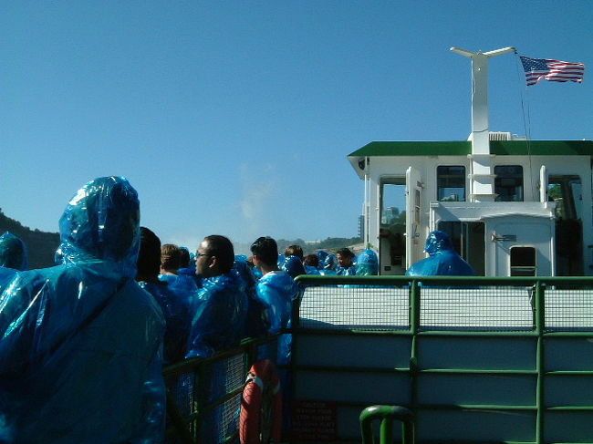 これからいよいよ「霧の乙女号」に乗船して「ナイアガラの滝」を身近に見に行きます。おそろいの青い合羽をもらいました。