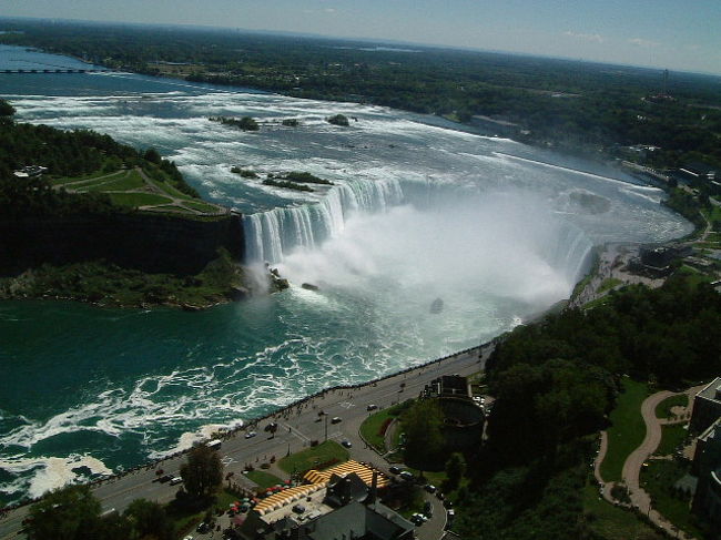 「スカイロンタワー」からみた「カナダ滝」<br />そして地平線
