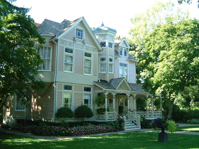 途中のかわいらしい建物。博物館のようでしたが、残念ながら閉まっていました。