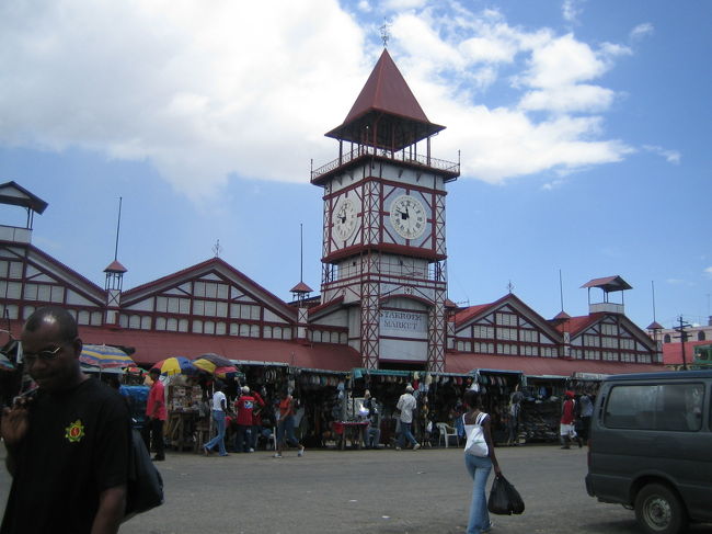 巨大なマーケット。街の活気は凄かった。<br /><br />ジョージタウンは碁盤の目のように道が通っている。<br />「水の多い土地」と言われるように、街の中も川や小川やドブが多くあった。<br />ドブは水が澱み、すえた匂いがした。<br /><br />このマーケットの裏は大西洋！青い海原では無くて、土色の海が広がっていた。<br /><br />でっかい魚や、カラフルな魚が沢山並べられていた。<br />市場は楽しい所。観光スポットになる。<br />その国の人々の暮らしぶりがよくわかる。<br /><br /><br /><br />