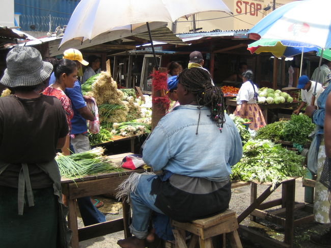 マーケットのいっかくは、お野菜ばかりが売られていた。<br /><br />白菜、キューリ、ジャガイモ、タマネギ、ネギ、<br />コーン、ハーブ、レタス・・・何でもあった。<br />果物も豊富！<br /><br />歩いていると、あちらから、こちらから、これいらないか？買って？と声がかかる。<br />ひやかしでは悪いと思い、<br />旅のエネルギー源となるバナナを買った。<br />水で洗わなくても、簡単に、安心して食べられる唯一の食料なので。<br />楽しいひとときだった。<br /><br />ここでは、髪を一本一本丁寧に編んでいる女性が多くいた。きっとお洒落なんでしょうね。<br />街の角で編んで貰っている。<br />青空のヘヤーサロン・・・雨が降ってもお構いなし！<br /><br /><br /><br />