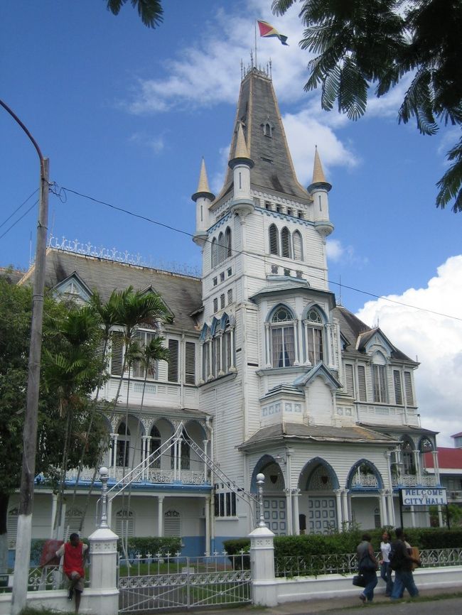 1889年に建てられた”City　Hall”です。<br /><br />もちろん、木造建築です。<br />どっしりとして美しい建築だった。<br /><br />街に高いビルがないので、教会やこのホールが青い空に聳えて見えた。