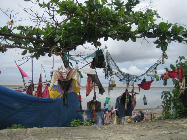 ジョージタウンのホームレス？<br /><br />大西洋の浜でみました。<br />芸術的な我が家なんでしょうか？<br /><br />色んな物が吊られていた。<br />残念な事に住人の姿が無かった。<br />勝手に撮ってごめんね。