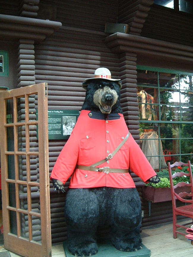 カナダらしいぬいぐるみ。お店の前に立っていました。