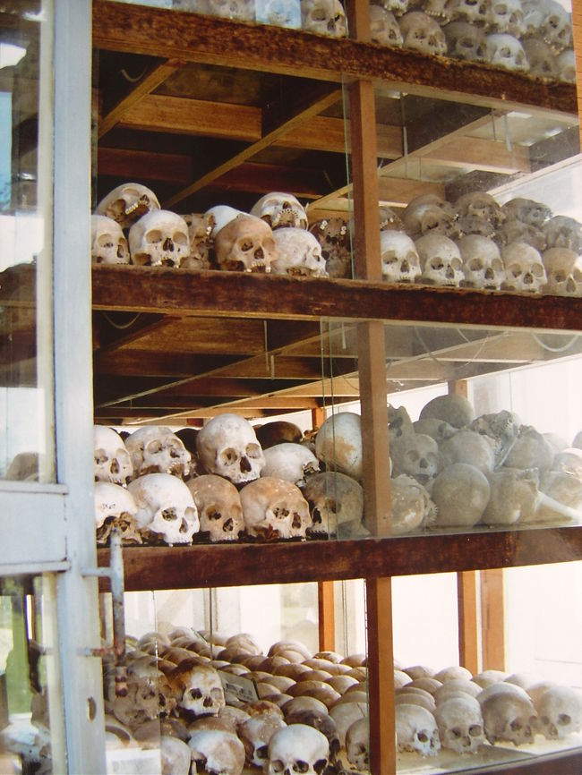 何層にも展示された頭蓋骨.ここのキリングフィールドを管理して居る会社は日本人経営だとか....?