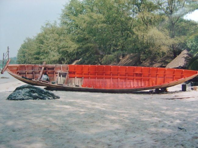 舟の修理とペンキ塗り,朱色が鮮やかだ.