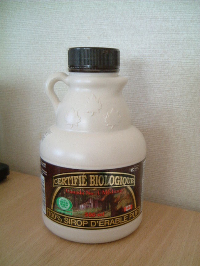 ご存知「メープルシロップ｣<br />迷惑三大お土産の一つとか・・・残念。<br />これはオーガニックマーク付きです。つまりな〜んにも手の加えられていないもの。カナダでは真実・本当にオーガニックな物にしかこのマークは付きません。