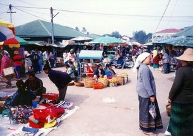 チャイントンの市場<br />近郊から様々な人たちがやってきて小さなお店を開いている。