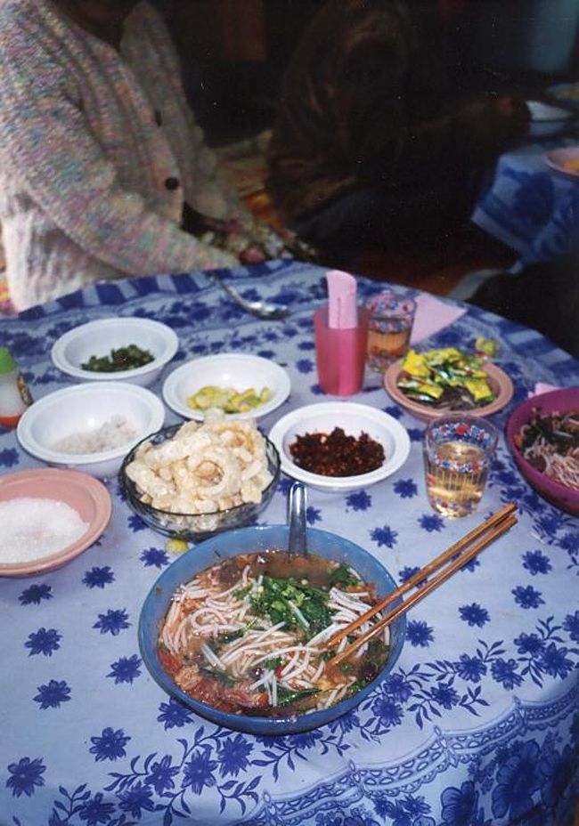 大好物のモヒンガー<br />モヒンガーとはナマズでだしをとったスープと米麺のこってりした味の麺料理。<br />ミャンマーでは庶民の朝食として定番となっている。<br />