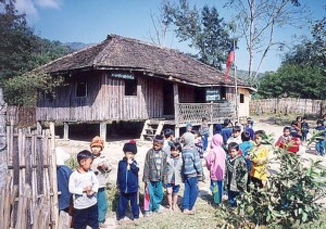 村の小学校<br />まわりの集落からいろいろな部族の子供たちが集まって来ていて、それぞれ違った民族衣装を着た子供たちが仲良く遊んでいた。