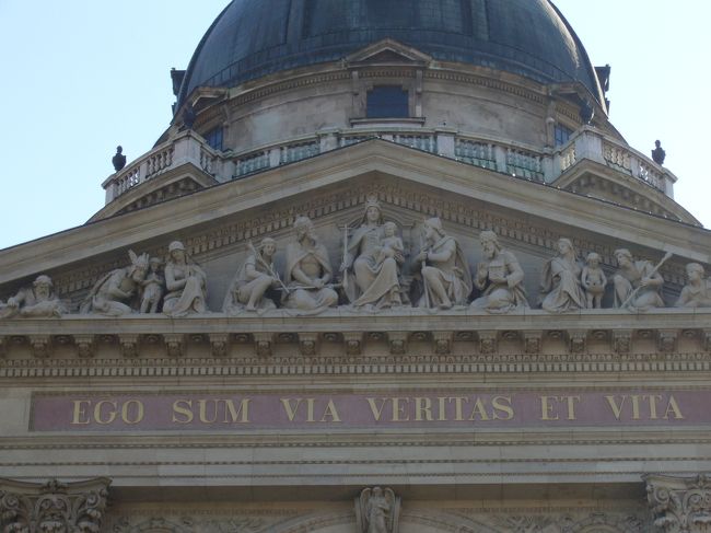 ファサードには１２使徒の彫像が掘り込まれています。