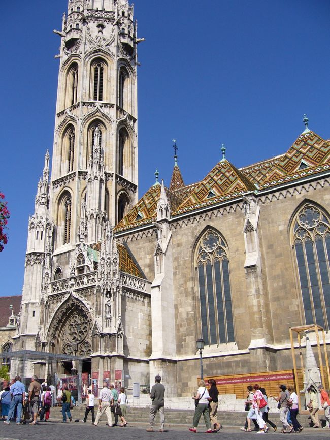 マーチャーシュ教会です。<br /><br />ゴシック様式の美しい教会は、オスマントルコの支配下で、モスクに改装されました。<br />現在は、またカトリック教会に戻りましたが、カラフルなモザイク模様の屋根が、その名残をとどめています。