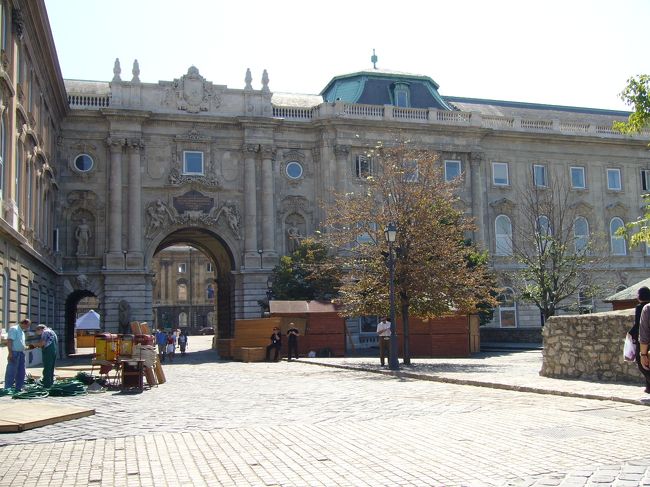 マリア・テレジアの一夜の滞在のために建て増しされた部分です。<br />現在は国立図書館になっています。