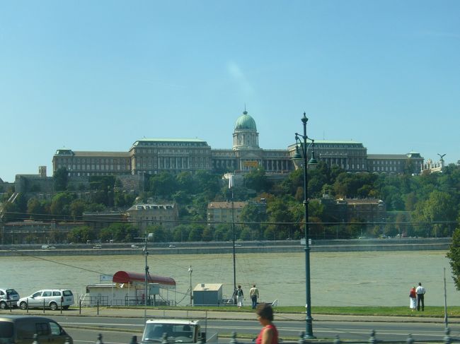 ドナウ川対岸から王宮を見たところです。