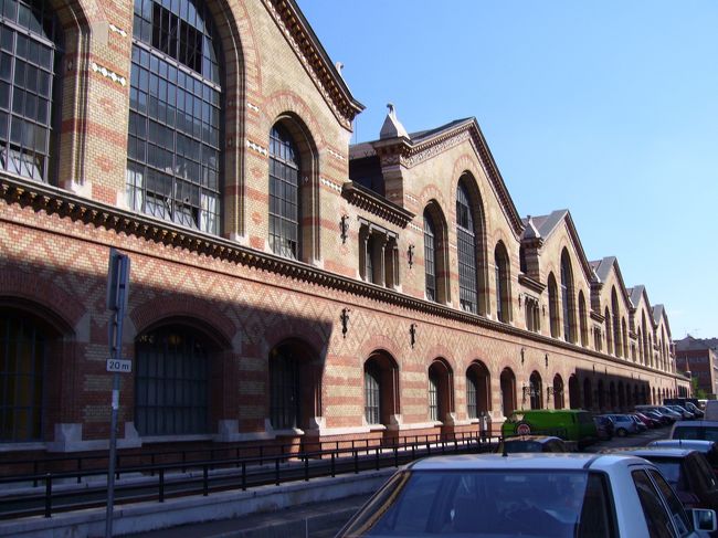 中央市場にも行きました。<br /><br />有名なゲッレールト温泉とドナウ川を挟んで対岸にあります。