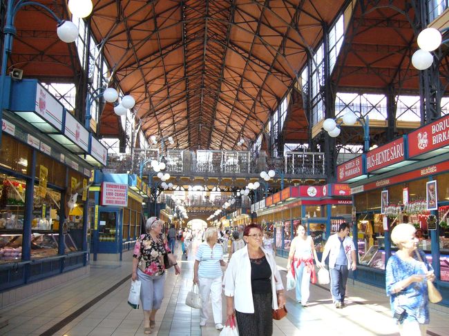 市場の内部です。<br /><br />３階建てで、地下は地元のスーパー、１階は生鮮食料品、２階はカローチャ刺繍などのお土産が売っています。