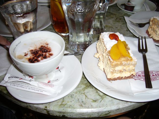 ジェルボーケーキが有名ですが、日本人には口の中がくっつきそうなほど甘いので、ブダペストケーキを食しました。<br />それほど甘くなく、ピーチ味の美味しいケーキでした。<br />ケーキは650フォリント（390円）、カプチーノは620フォリント（370円）程度です。
