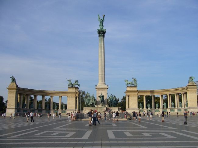 アンドラーシ通りの突き当りには、英雄広場があります。<br />ハンガリー建国１０００年祭記念事業の一環として整備されました。<br />柱廊にはハンガリー史に残る歴代国王や芸術家など１４人の彫像が並んでいます。