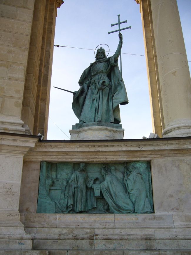 向かって一番左側には、イシュトヴァーン王がいます。