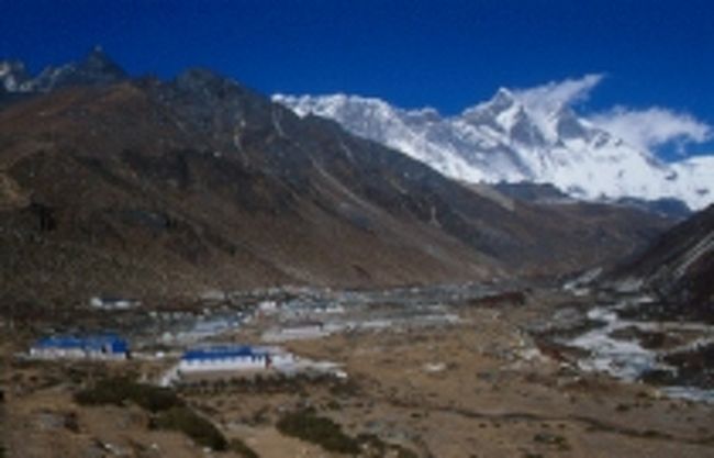 デンボチェもロッジが増えた。どこの屋根にもソーラーシステムが付き自家発電。ランプの仄かな明かりがヒマラヤの里をかもし出していたのに残念である。<br />文明の機器はヒマラヤを変える。<br />2度泊まったバッティはオーナーも変わり周りに出来たロッジに埋もれていた。