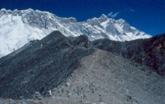 道中不思議な光景に出会った。<br />山（ローツェ）に向かって石積みの石塔が尾根に沿うように並んでいる。祈りを込めて石を重ねたのだろう。神々が住む山に。