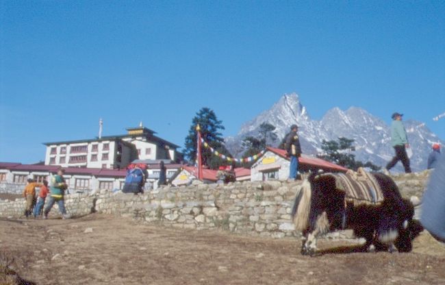 ここは3度目。その時々の情景を思い出しながら<br />朝焼けの写真を撮る。<br />ヒマラヤに眠る「加藤保夫」の碑に参る。