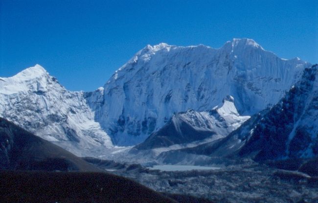 11/8　チュクンに向かう。<br />初めて泊まった小さな古いバッテイは閉じられていた。周りには設備の整ったロッジが増えている。<br />今日のロッジも新しい。<br />11/9　早朝　チュクンリ迄登る。<br />5000mを超えると呼吸するのも苦しい。空気が薄い。<br />高所順応OK.5425mをクリアする。<br />山頂からは氷河湖が見える。<br />ゴーキョが遠くに見える。嬉しいものだ。<br />カラパタールで見たプモリまで見える。<br />