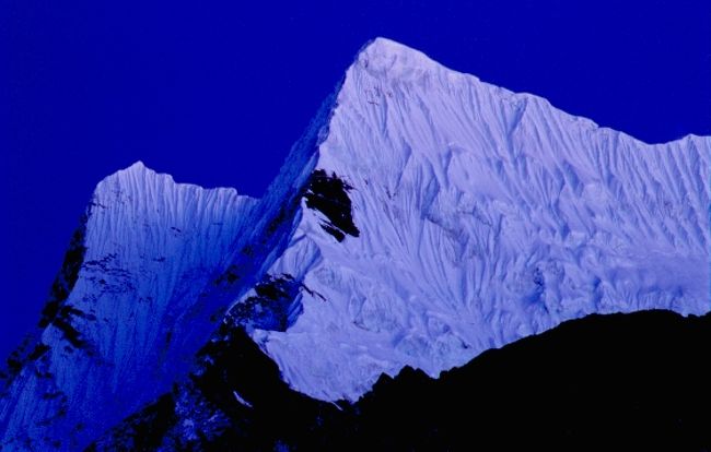 カンレヤムゥのヒマラヤ襞は悠久の時をへた神秘な輝きを見せてくれる。