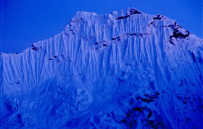 高台のロッジは新築らしい。水場も近いし洗濯日和。嬉しくなり洗濯をする。ここで衣類を洗うとこれからの行程には助かる。窓を開ければアマダブラムが正面に見える。高所順応。今日は裏山に登る。<br />5065mをクリアする。これで高さはOK.<br />依然見た風景を再び楽しみながら眺める。<br />ヒマラヤ襞に惹かれて。