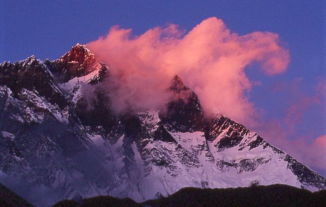 早起きは三文の徳？朝焼けの素晴らしい出会いが。<br />ローツェ雲が焼ける。