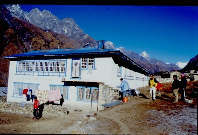 11/10　14：25　ポルッテンガに到着。クムジュンのように人里離れた静かなロッジだ。「PHORCHE　CUEST　HOUSE」を紹介しょう。<br />奇麗な宿泊所だ。4畳半位の部屋には木のベットが2台、ウレタンマットが敷いてある。窓にはカーテンがひかれ小奇麗な部屋である。一夜の宿には充分だ。<br />「文明の機器がヒマラヤに」に載せたが部屋には裸電球が付いている。道中、タンボチェの寺院、ナムチェのエヴェレストビューホテルガ見えた。