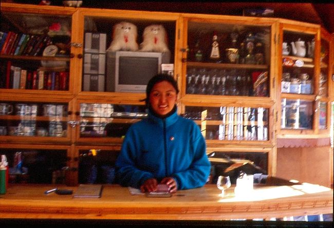 ヒマラヤの宿は変わった。<br />トレッカー向けに鍵付きの戸棚に売り物が陳列されている。きれいな宿は嬉しい。<br />談話室をかねる食堂は情報交換の場。20：00消灯まではストーブを囲んで国際交流の場になる。冷蔵庫も遠い夢ではないだろう。時代の流れの中に彼らの生活はちっとも変わっていないのに。文明の機器を要求しているのは我々なのかも知れない。<br /><br />家族でHOUSEを経営する宿の看板娘。