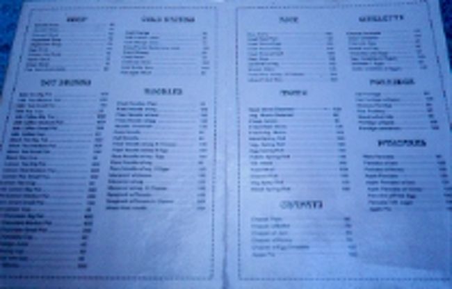 メニューを見て注文。<br />毎夜の常食はシェルパシチュウ、ライス、ボイルされた野菜とライスにかけてぶっかけ御飯？。<br />それぞれの宿によりシチュウの味付けも違い美味しい。飽きずに良く食べた。長丁場の旅には野菜の補充になりお腹も快調。ネパール旅行は油と水が一番怖い。油抜きの生活は明日の活力にもつながる。<br />