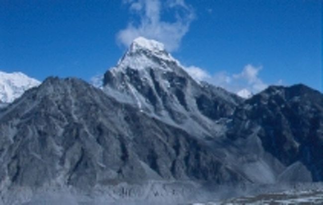 雲の動きを見ながらシャッターを押した。<br />青空に映える雲は天に向かって。