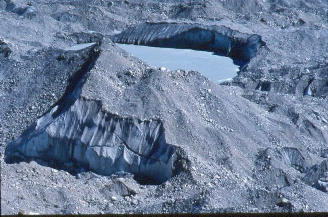 ゴジュンバ氷河の中に氷河湖が。