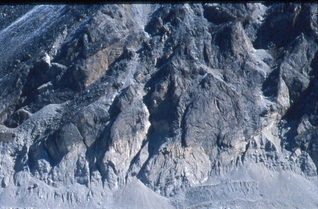 悠久の時を感じる岩肌にヒマラヤの厳しさを感じる。<br />