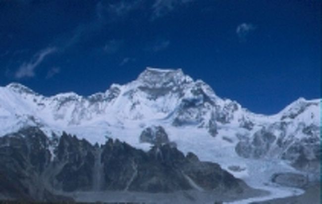 ギャチュン・カン、プモリ、エヴェレストと7000m〜8000m級の山が連なる。<br />氷雪と岸壁の大屏風の連なり、高峰群の景観は圧巻である。<br /><br />写真はギャチュン・カン（7952m）<br />