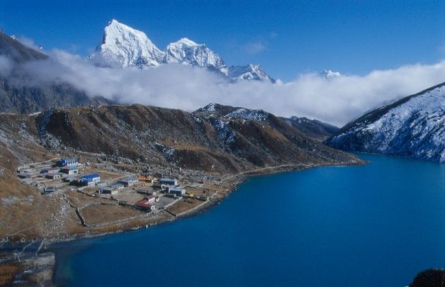 11/12　ゴーキョ11：20着。3回目のゴーキョだ。外人トレッカー向けのロッジが増えた。午後のサンセットに向けてピーク（5090mまで）登る。14：00頃には毎日霊峰に雲が湧く。頂は見えない。期待のエヴェレストは雲の中だ。しばし待つがあきらめて宿に戻る。異常気象がヒマラヤの地にも押し寄せているのだろうか。<br />こんなに視界がきいて素晴らしいのに（ピークに登る途中の風景）写真はドゥードゥ・ポカリ湖とタウチェとチョラツェ。明日は5800mに挑戦。<br />